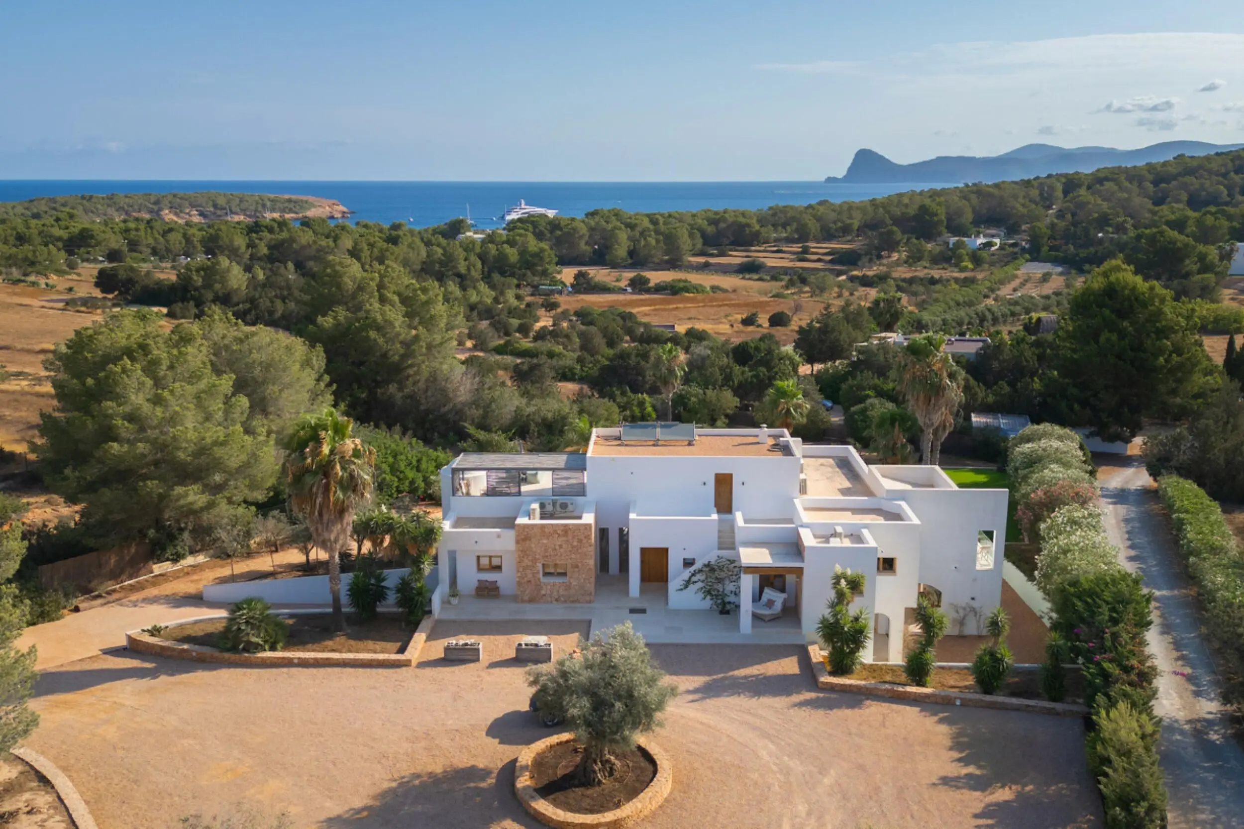 Can Bassa
Turn-key property with fantastic sea views, near Cala Bassa and Cala Comte