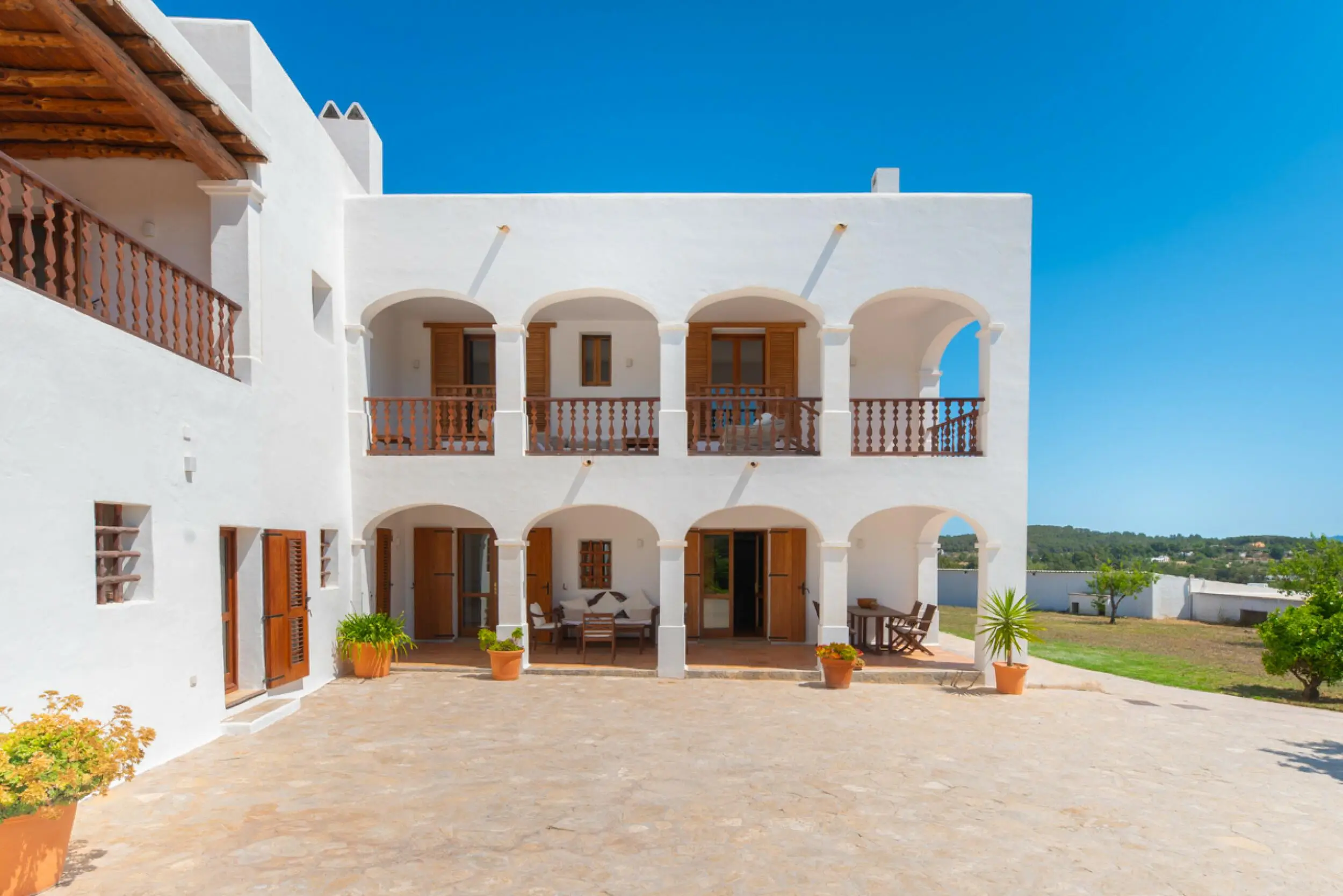 Finca Ca Nostra is a historic 19th-century retreat near San Rafael, delivering 6 bedrooms, 5 bathrooms and a built area of 1,269 m² set on more than 67,000 m² of land. 